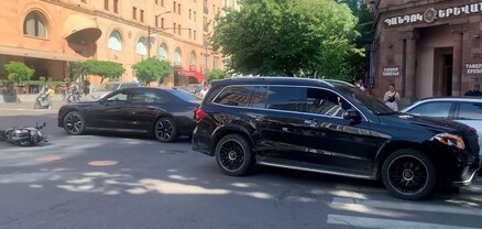 Երևանում բախվել են Mercedes-ն ու մոպեդը․ վերջինը կողաշրջվել է