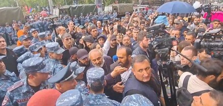 Սրբազանը քայլում է մարդկանց մեջ, ողջունում նրանց և օրհնում