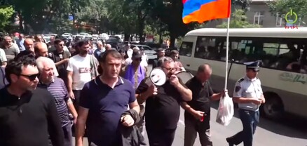Սրբազան շարժման մասնակցիները իրազեկման ակցիա են իրականացնում Երևանի փողոցներում