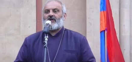 Բագրատ Սրբազանը Սուրբ Աննա եկեղեցու բակում ամփոփում է օրը․ ՈւՂԻՂ