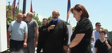 Բագրատ Սրբազանն աջակիցների հետ Եռաբլուրում է․ ՈւՂԻՂ