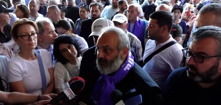 Բագրատ Սրբազանն աջակիցների հետ Կառավարության դիմաց է․ ՈւՂԻՂ