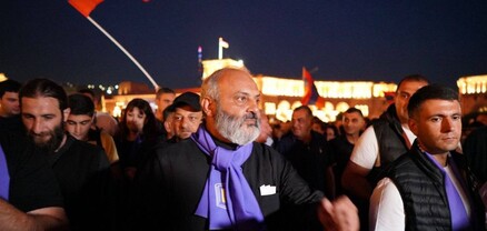 Քաղաքացիները Բագրատ Սրբազանի առաջնորդությամբ երթով շարժվում են դեպի Բաղրամյան պողոտա