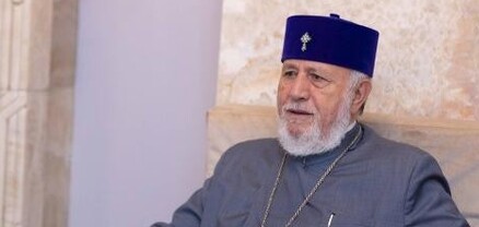 Վեհափառը հորդորել է երիտասարդներին ամուր պահել սերը հայրենիքի նկատմամբ և գիտելիքով օգտակար լինել