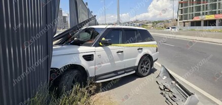 Երևանում «Land Rover Sport»-ը ճանապարհին բախվել է բետոնե արգելապատնեշներին, շրջել դրանք. կան վիրավորներ. shamshyan.com