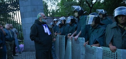 Քաղաքացիները Բագրատ Սրբազանի հետ գիշերել են Բաղրամյան պողոտայում
