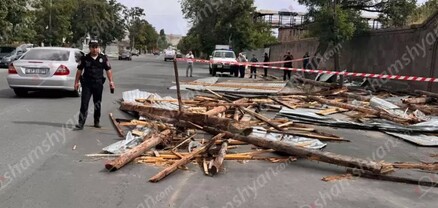 Երևանում ավտոլվացման կետի տանիքը քամին պոկել ու շպրտել է՝ փակելով ճանապարհը. shamshyan.com