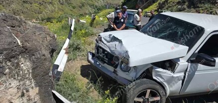 37-ամյա վարորդը «ՎԱԶ 2121»-ով Կարբիի «Դեմեր» ճանապարհին բախվել է արգելապատնեշին․ կան վիրավորներ․ shamshyan.com