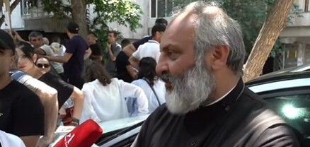 Բագրատ Սրբազանն աջակիցների հետ ՄԻՊ գրասենյակի մոտ է. ՈւՂԻՂ