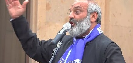 Բագրատ Սրբազանը Սուրբ Աննա եկեղեցու բակում ամփոփում է օրը․ ՈւՂԻՂ