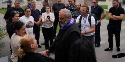 Մեր Արցախը հանձնել են, ո՞նց լավ լինեմ. Արցախցի կինը՝ Բագրատ Սրբազանին