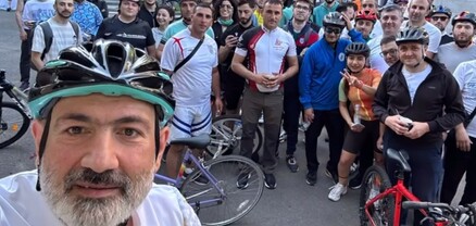 Քանի դեռ քաղաքը քնած էր․ Փաշինյանը հեծանիվ է վարել քաղաքացիների հետ