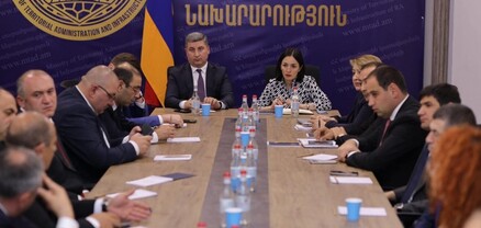 Ժաննա Անդրեասյանն ու Գնել Սանոսյանը մարզպետերի մասնակցությամբ խորհրդակցություն են անցկացրել