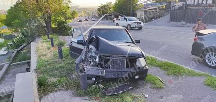 «Թոխմախի ՄՌՈւ»-ի մոտ Mercedes-ը տապալել է երկաթե էլեկտրասյունն ու հայտնվել գերեզմանների տարածքում․ shamshyan.com