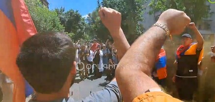 Եռագույնը կհաղթի սև ու սպիտակին․ երիտասարդերի ակցիան՝ ՄԻՊ-ի գրասենյակի մոտ