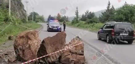 Արտակարգ դեպք՝ Լոռու մարզում. հսկայական քարերը թափվել ու հայտնվել են Վանաձոր-Դիլիջան ճանապարհին. shamshyan.com