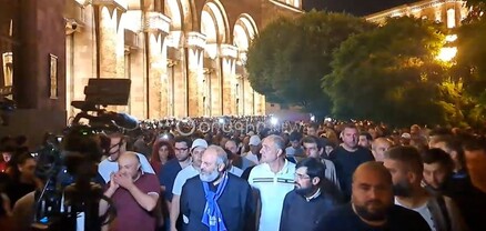 Քաղաքացիները քայլերթով վերադառնում են Բաղրամյան պողոտա