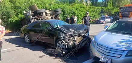 Կոտայքի մարզում բախվել են «Toyota»-ն ու «ԶԻԼ»ը. վերջինը կողաշրջվել է. shamshyan.com