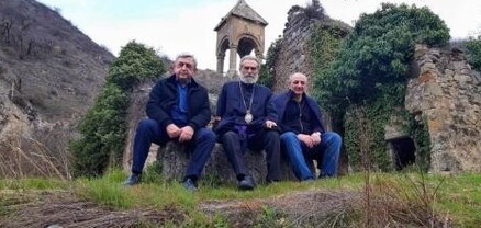 Ցանկությունս է, որ այս լուսանկարի հարգարժան մարդիկ կրկին լուսանկարվեն այս նույն վայրում` Արցախում