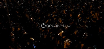 Վահաններով ու սաղավարտներով զինված ոստիկաները փակել են երթի մասնակիցների ճանապարհը