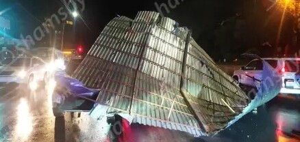 Քամին Նոր Նորքում պոկել ու շպրտել է թիթեղյա տանիքը. վնասվել է ավտոմեքենա, ճանապարհը դարձել է անանցանելի. shamshyan.com