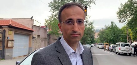 Նմա՞ն եմ վախեցած մարդու. Արսեն Թորոսյանը ԱԺ-ից հեռացավ ոստիկանների հսկողության ներքո