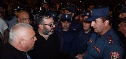 Ոստիկանները խոչընդոտում են ընդդիմադիր պատգամավորների մուտքը ԱԺ. ՈւՂԻՂ