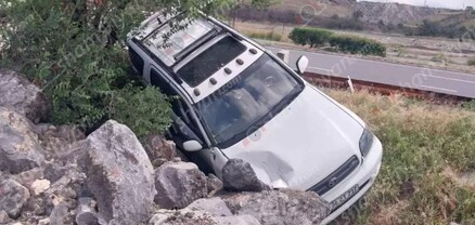 Կոտայքի մարզում «Toyota»-ն բախվել է երկաթե արգելապատնեշներին, մասամբ կողաշրջվել ու բախվել քարերին. shamshyan.com