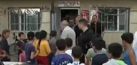 Փաշինյանը Ճոճկանում երեխաներին պաղպաղակ է հյուրասիրել