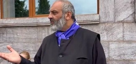 Մեր զինվորները շնորհքով կացարան չունեն ապրելու, բայց պաշտպանության նախարարը երկու, երեք տուն ունի. Բագրատ Սրբազան
