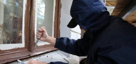 Երևանում պատուհանից մտել են տուն, պահարանում կախված բաճկոնի գրպանից գողացել են 10 հազար ԱՄՆ դոլար և 6 մլն դրամ. shamshyan.com