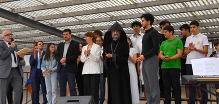 Ֆրանսիայում ՀՀ դեսպանը ներկա է գտնվել հայկական կրթահամալիրում տարեվերջյան միջոցառմանը