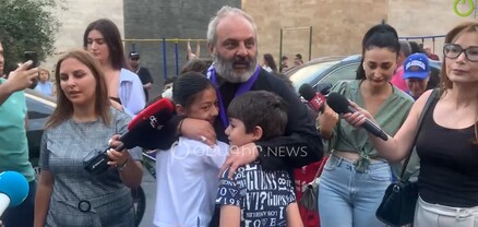 Ես կարո՞ղ եմ իր հետ նկարվել․ Բագրատ Սրբազանը հանդիպում է Ծարավ Աղբյուրի բնակիչների հետ