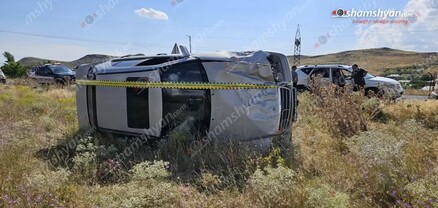 Կոտայքի մարզում «Mercedes»-ը բախվել է հողաթմբերին և կողաշրջված հայտնվել դաշտում. կան վիրավորներ. shamshyan.com