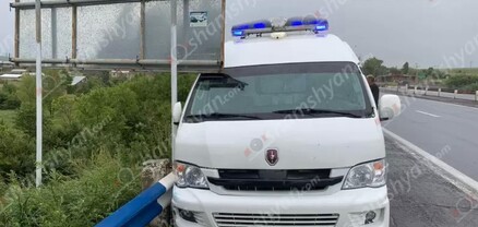 Կոտայքում շտապօգնության ավտոմեքենան բախվել է երկաթե արգելապատնեշին ու ցուցանակին․ shamshyan.com