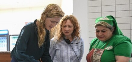 Սամանթա Փաուերն արցախցի կանանց հետ Երևանում ժենգյալով հաց պատրաստեց