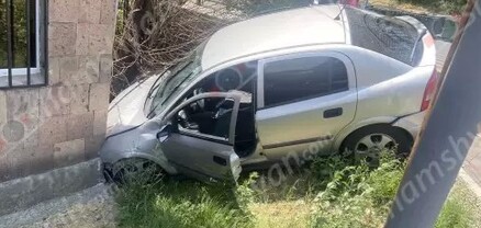 Երևանում Opel-ը բախվել է պաշտպանիչ երկաթե ճաղավանդակին, կոտրել ծառն ու հայտնվել շենքի մոտ. shamshyan.com