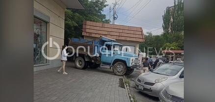 Oragir.News-ի հրապարակումից հետո 15-րդ թաղամասի աղբամանների շրջակայքի աղբը մաքրել են
