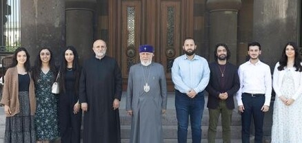 Կաթողիկոսը Մայր Աթոռ Սուրբ Էջմիածնում ընդունեց ԱՄՆ Հայոց Արևմտյան թեմի երիտասարդ ուխտավորներին