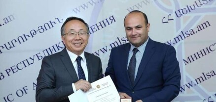 ԱՍՀ նախարարը հուշադրամ է հանձնել ՀՀ-ում դիվանագիտական առաքելությունն ավարտող Չինաստանի դեսպանին