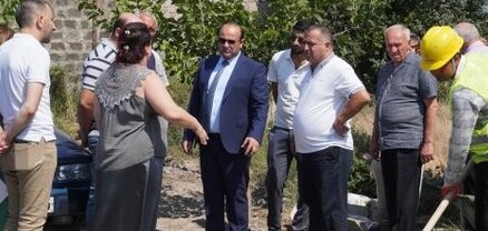 Նարեկ Մկրտչյանը Արմավիրում ծանոթացել է փոքր տներում իրականացվող վերանորոգման աշխատանքներին