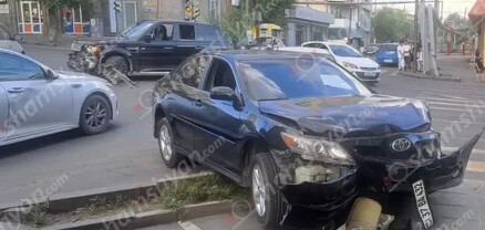 Երևանում՝ ժողովրդին հայտնի «բանկի կրուգի» խաչմերուկում, բախվել են Range Rover Sport-ն ու Toyota Camry-ն. shamshyan.com