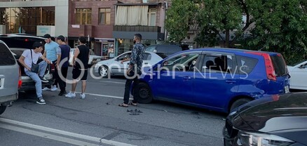 Վթար՝ Խանջյան փողոցում. «Mercedes»-ի և «Hyundai»-ի մասերը շպրտվել են. խցանում է առաջացել