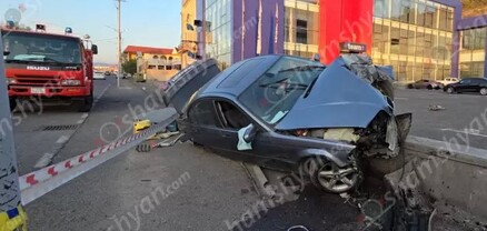 Երևանում BMW-ն բախվել է երկաթե էլեկտրասյանը, ապա՝ բազալտե եզրաքարին ու մասամբ կողաշրջվել. shamshyan.com