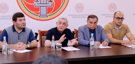 Սերժ Սարգսյանն այցելել է Մասիսի ՀՀԿ գրասենյակ, հանդիպել տարածքային կազմակերպության ակտիվի հետ