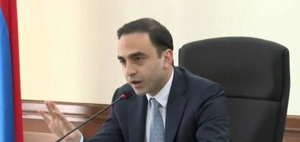 Մի օր տնից դուրս ենք գալու մեր մեքենայով և կանգնած ենք մնալու բակում. Ավինյան