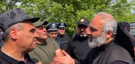 Զորքը հսկում է և ուղեկցում Սրբազանին․ Հրապարակ