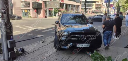 Երևանում 28-ամյա վարորդը Mercedes GLS-ով կոտրել է լուսացույցը և բախվել նորատունկ ծառին․ shamshyan.com