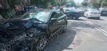 Երևանում բախվել են «Mazda 6»-ը,  «Mercedes»-ը, «Toyota Raf»-ը և «Opel»-ը. կա վիրավոր. shamshyan.com