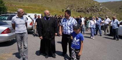 Ընտրություն պետք է անել՝ կամ պատիվ, հայրենիք ունենք, կամ՝ չունենք. Սրբազանը՝ Շիրակի մարզում